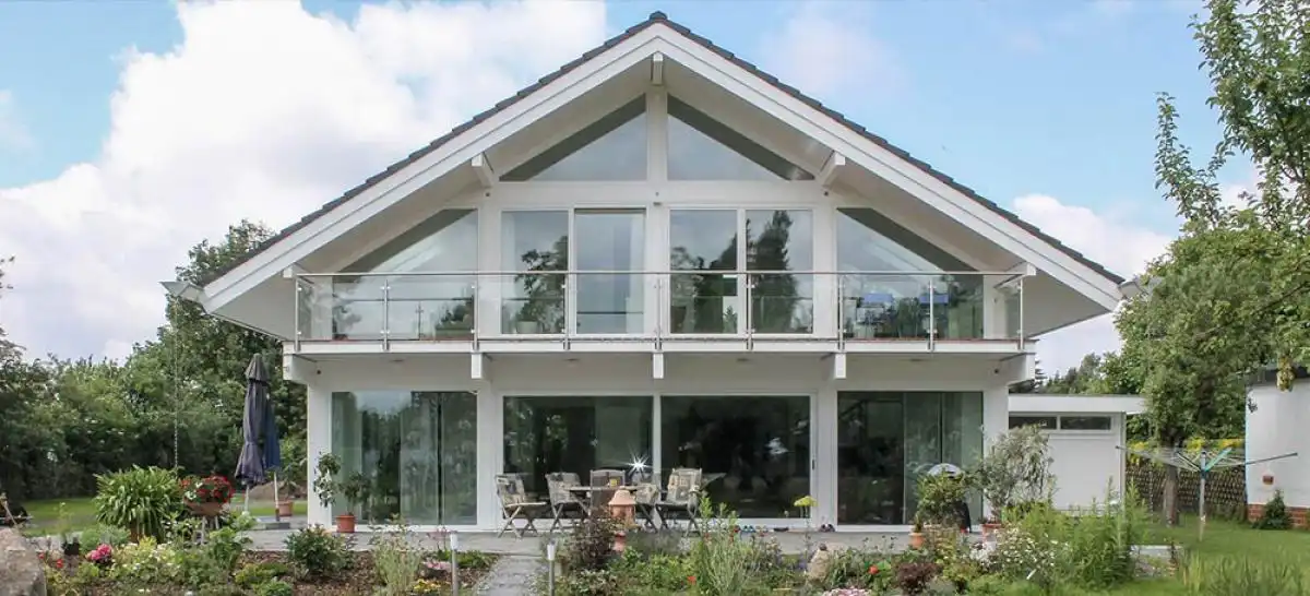 Bild eines modernen Fachwerkhauses in großzügiger Gartenanlage